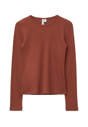 Long-sleeve, rust-colored shirt made of ribbed fabric, featuring a round neckline and a relaxed fit with side slits at the hem.