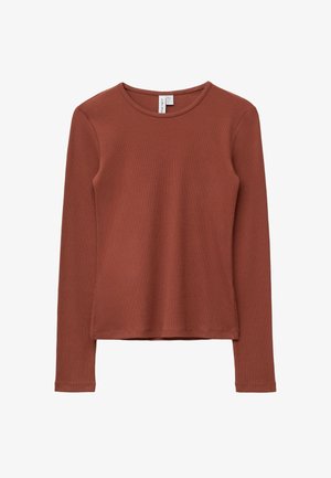 Long-sleeve, rust-colored shirt made of ribbed fabric, featuring a round neckline and a relaxed fit with side slits at the hem.