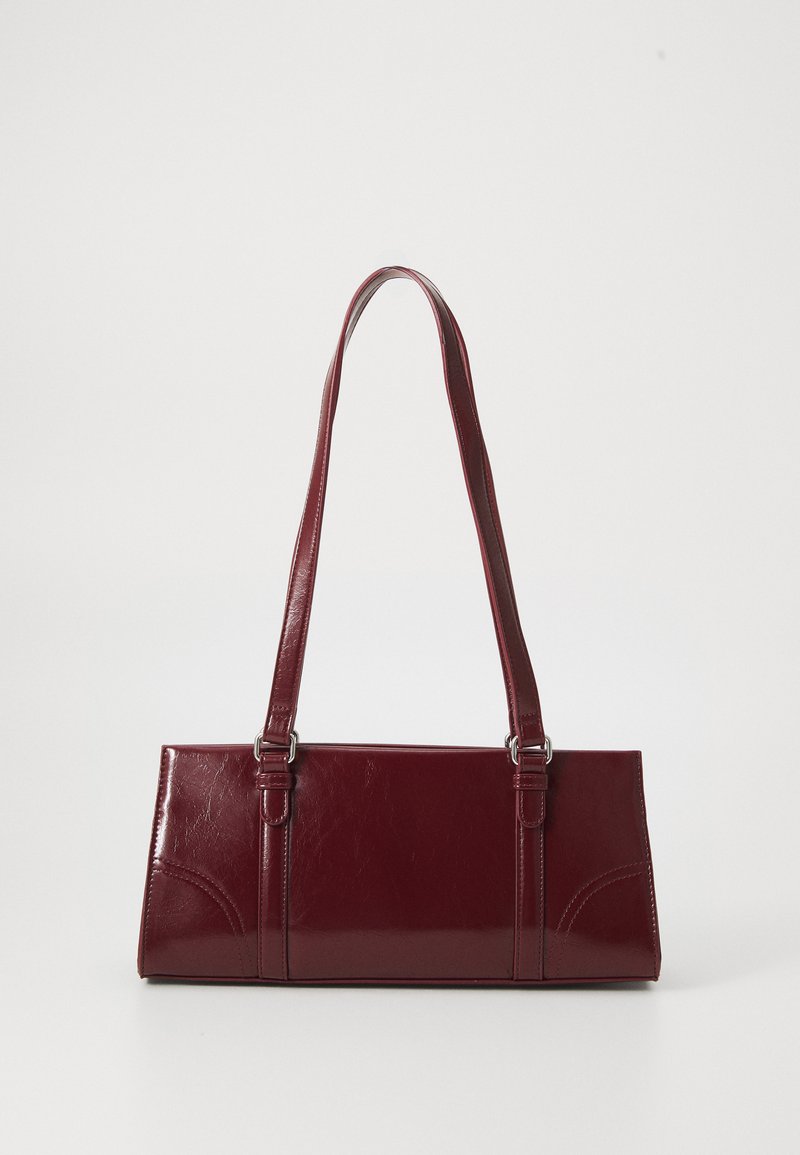 Borsa bordeaux realizzata in materiale lucido, forma rettangolare, con due spallacci e sottili dettagli curvi nella parte anteriore.