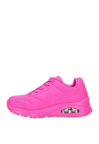 Roze sport schoen met een gladde synthetische bovenkant, geperforeerde details, ronde neus, veters en een zichtbare luchtkusseneenheid in de zool.