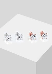 Orecchini a bottone in argento e oro rosa con gemme trasparenti rotonde, impostate in un design a quattro griffe, con una finitura lucida.