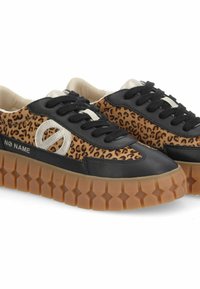 Zwarte en tan luipaardprint sneakers met een dikke rubberen zool, met een metallic zilveren logo en zwarte veters. Gladde leren en getextureerde bovenkant.