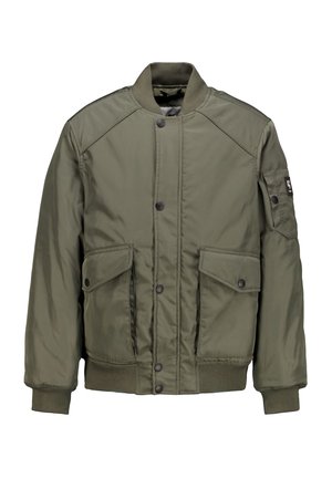 Chaqueta bomber de color verde oliva con una textura suave, botones de presión, dos bolsillos frontales y puños y dobladillo acanalados. Presenta un diseño acolchado para mayor calidez.