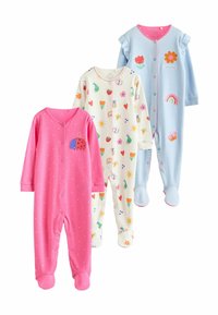 Drie kindernepjes: roze met stippen en een lieveheersbeestje, wit met kleurrijke patronen, en blauw gestreept met bloemenaccenten.