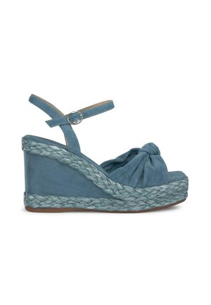 Sandalia de cuña de ante azul con detalle de cuerda trenzada. Presenta un diseño de nudo en la parte delantera y una correa ajustable en el tobillo para un ajuste seguro.
