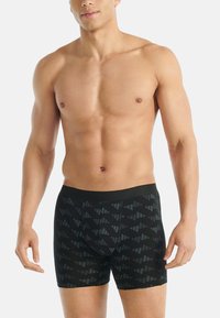 Černé boxerky s geometrickým vzorem v tmavě šedé barvě. Vyrobené z elastické látky, disponují hladkým pasovým lemem a přiléhavým střihem.