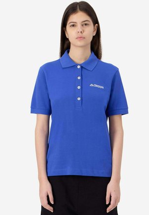 Polo blu con colletto, maniche corte e una chiusura a due bottoni. Presenta un piccolo logo bianco sul lato sinistro del petto. Tessuto in cotone liscio.