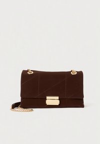 Temno rjava torbica iz semiša z zlato verižico in zlato pravokotno zaponko, prikazana na enostavni svetli podlagi.