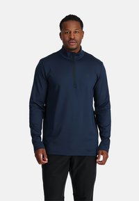 Dunkelblauer Langarm-Pullover mit einem Viertelreißverschluss-Kragen, glatter Textur und dezentem Logodetail auf der Brust. Ideal für Freizeitlooks.