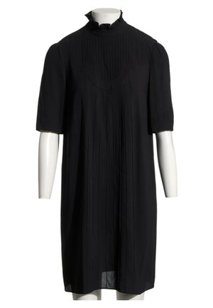 Robe noire longueur genou avec manches courtes, plis verticaux et un col haut plissé sur un mannequin blanc.
