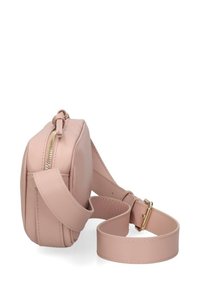 Borsa a tracolla in faux leather rosa con chiusura a zip, forma piatta, tracolla regolabile e dettagli in hardware dorato. Finitura liscia e design minimalista.