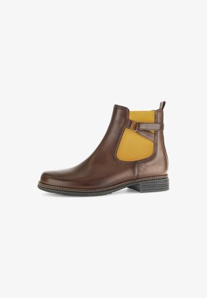 Braune Leder-Stiefelette mit einem gelben elastischen Einsatz, glatter Textur, schlankem Schnitt und niedrigem, gestapeltem Absatz, mit einem seitlichen Riemen-Detail.