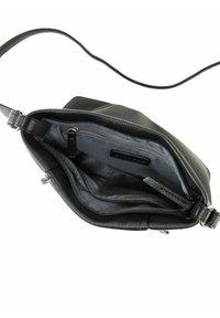 Schwarze Leder-Crossbody-Tasche mit strukturierter Oberfläche, grauem Innenraum, Reißverschlussfächern und einem verstellbaren Tragriemen.