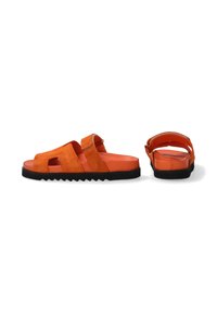 Orange ruskind sandaler med to brede stropper, åben tå og en kontur fodbefri. Struktureret sort gummisål med zigzag mønster.