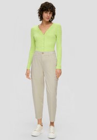 s.Oliver MIT SUPER HIGH WAIST - Cargohose - beige