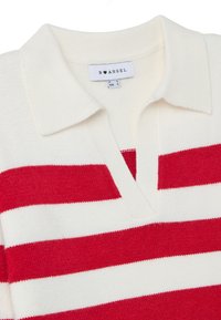 Weißer Polo-Pullover mit roten horizontalen Streifen. Strukturierter Strickstoff, mit einem V-Ausschnitt und einem Etikett mit dem Markennamen B ♥ ANGEL.
