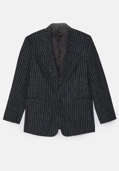 Μαύρο σακάκι με ριγέ λευκές κατακόρυφες ρίγες, δύο μπροστινές τσέπες με καπάκι και δύο κουμπιά, παρουσιάζεται επίπεδα σε λευκό φόντο.