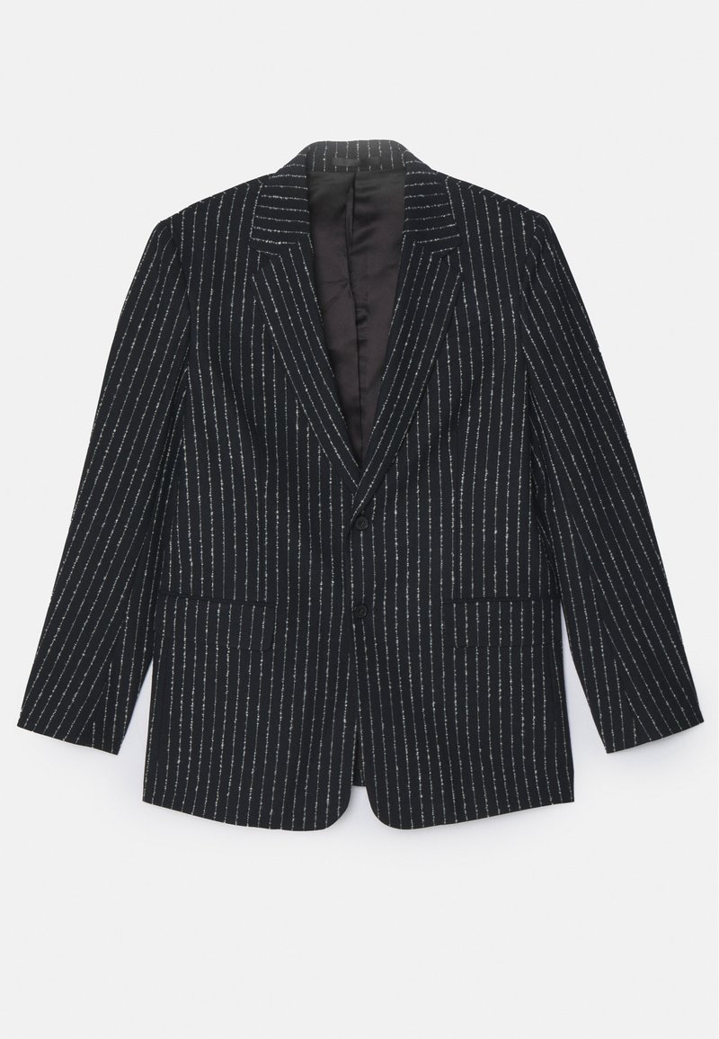 Czarny dopasowany żakiet z białymi pionowymi paskami, z dwoma przednimi kieszeniami na klapach i dwoma guzikami, wyeksponowany na białym tle.