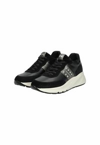 Czarne sneakersy łączące skórę i zamsz. Zawierają metaliczne akcenty, sznurowany krój i grubą białą podeszwę.