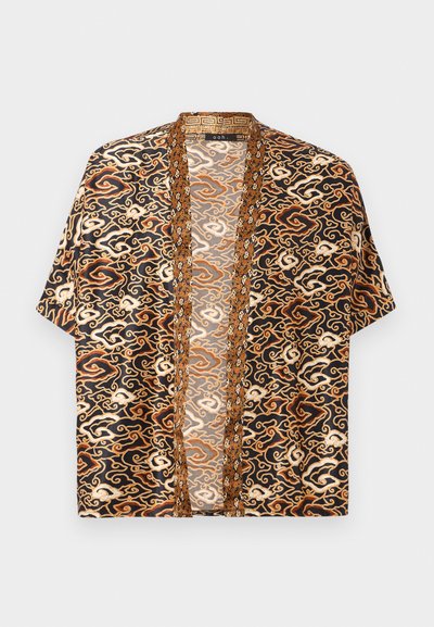 Kimono-stylový oděv v černé, zlaté a hnědé barvě, zdobený vzorem vířících mraků. Vyroben z lehkého materiálu, má otevřený přední díl a krátké rukávy.