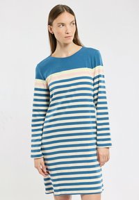 Robe à manches longues rayée en bleu sarcelle, crème et rose doux. Dotée d'un col rond et d'une coupe décontractée, fabriquée dans un tissu mélangé de coton confortable.