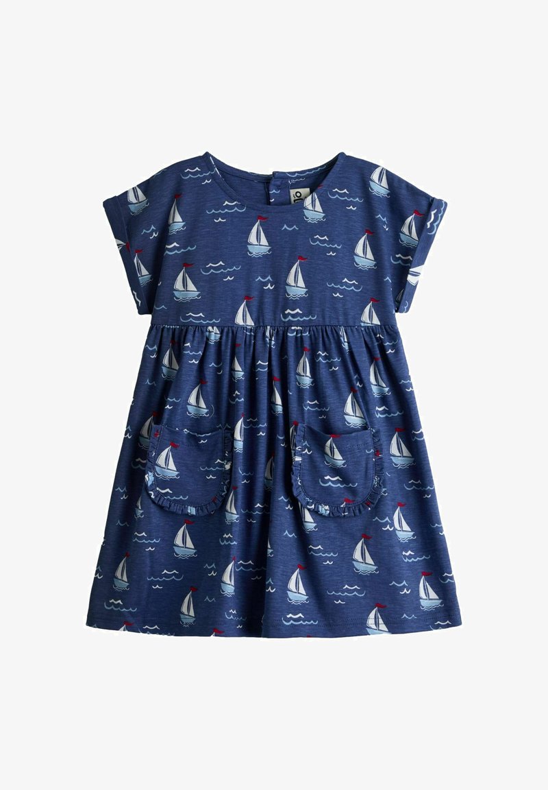 Robe pour enfant à manches courtes bleu marine avec motifs de voiliers et de vagues, dotée de deux poches avant à volants.
