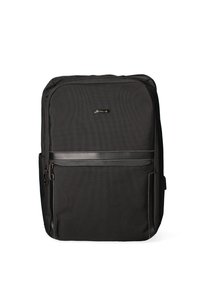 Sac à dos noir en tissu texturé avec un panneau avant lisse, arborant un logo, des fermetures éclair et un design élancé. Comprend des poches latérales.