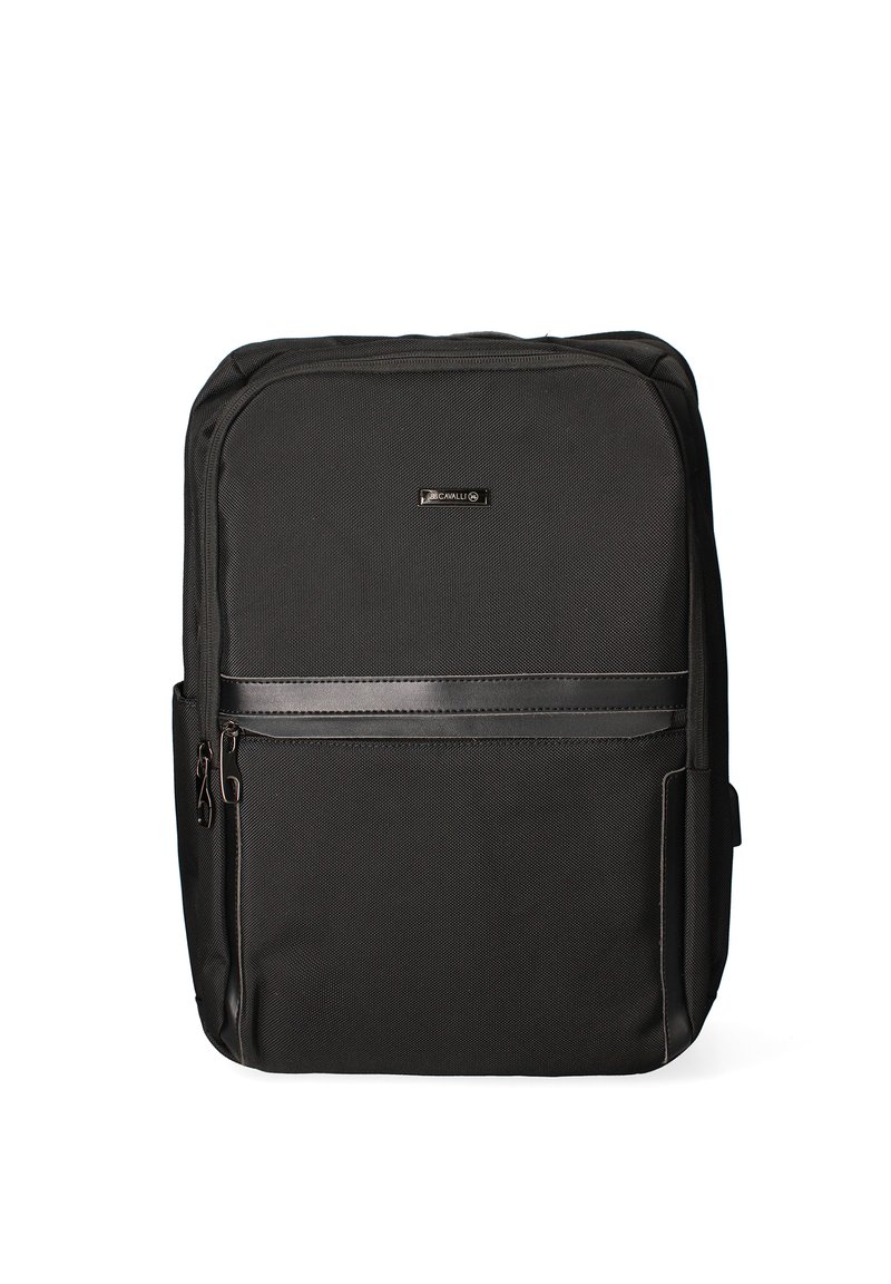 Sac à dos noir en tissu texturé avec un panneau avant lisse, arborant un logo, des fermetures éclair et un design élancé. Comprend des poches latérales.