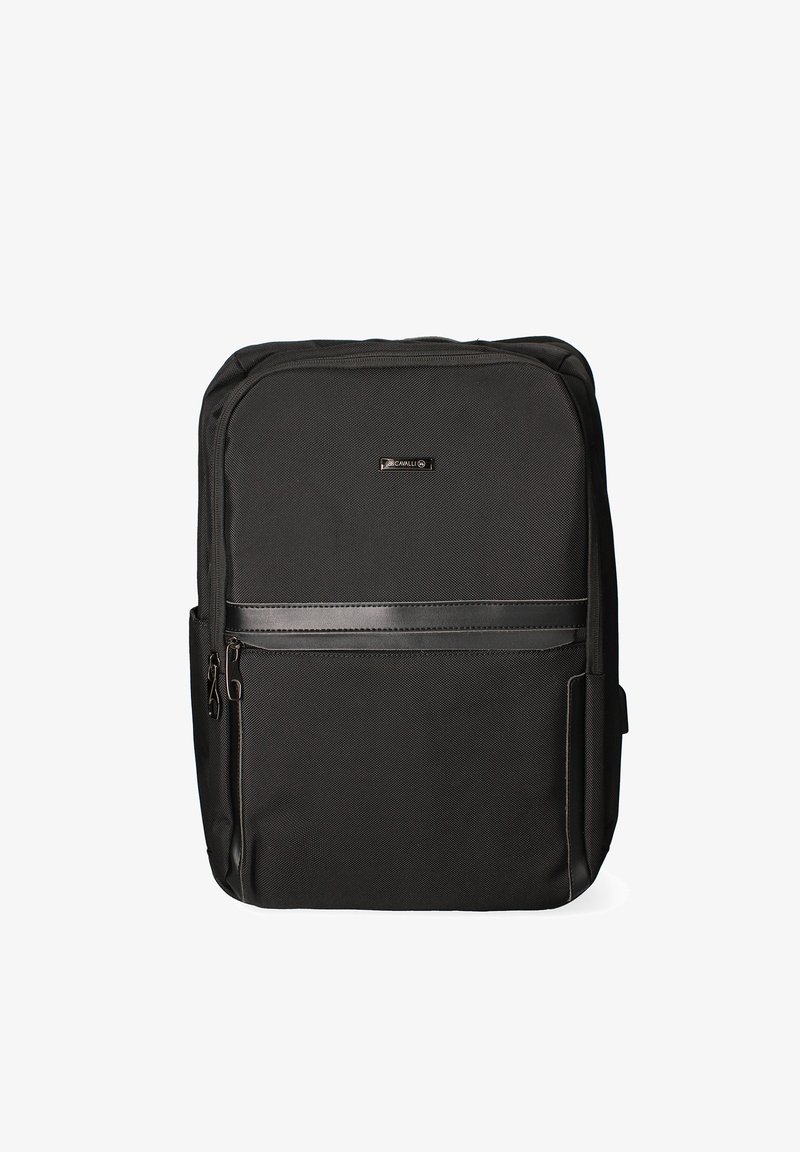 Sac à dos noir en tissu texturé avec un panneau avant lisse, arborant un logo, des fermetures éclair et un design élancé. Comprend des poches latérales.