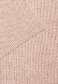 Tissu tricoté rose clair avec une texture côtelée, présenté en sections superposées. Les fibres semblent douces et légèrement chinées.