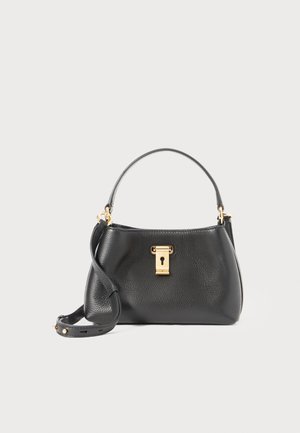 Sac à main en cuir noir avec une finition texturée, présentant une fermeture à verrou doré, une courte poignée et une bandoulière détachable.