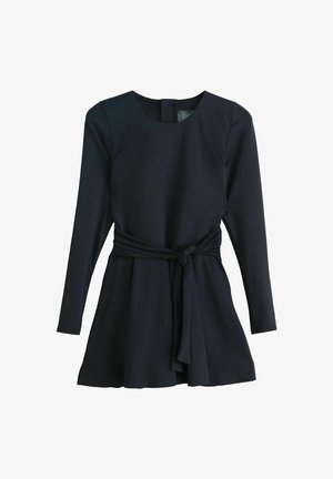 Marineblaues Kleid mit langen Ärmeln und rundem Ausschnitt, mit einem geknoteten Taillenband und ausgestellt unten. Aus glattem Stoff gefertigt.