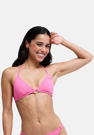 Lyserødt bikinitop med tekstureret blomsterprint, trekantsform og en rund metaldekoration i midten. Justerbare stropper.