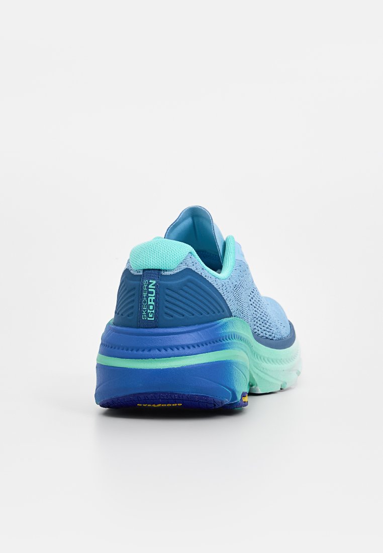 Baskets de course bleues et turquoise avec une tige en mesh respirant, une semelle rembourrée et un talon texturé. Présente des détails de logo et des accents de semelle contrastants.