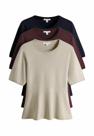 Drei kurzärmelige Strickoberteile in Beige, Dunkelburgunder und Marineblau, übereinander von vorne nach hinten getragen, alle mit Rundhalsausschnitt und mittelgroßen Etiketten.