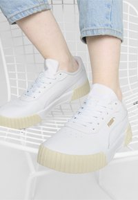 Puma CARINA 2.0 - Sportcipő - white- gold-alpine snow