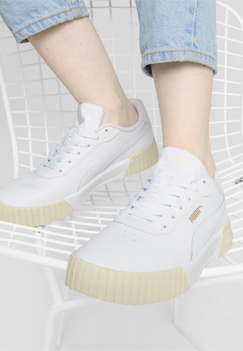 Puma CARINA 2.0 - Sportcipő - white- gold-alpine snow