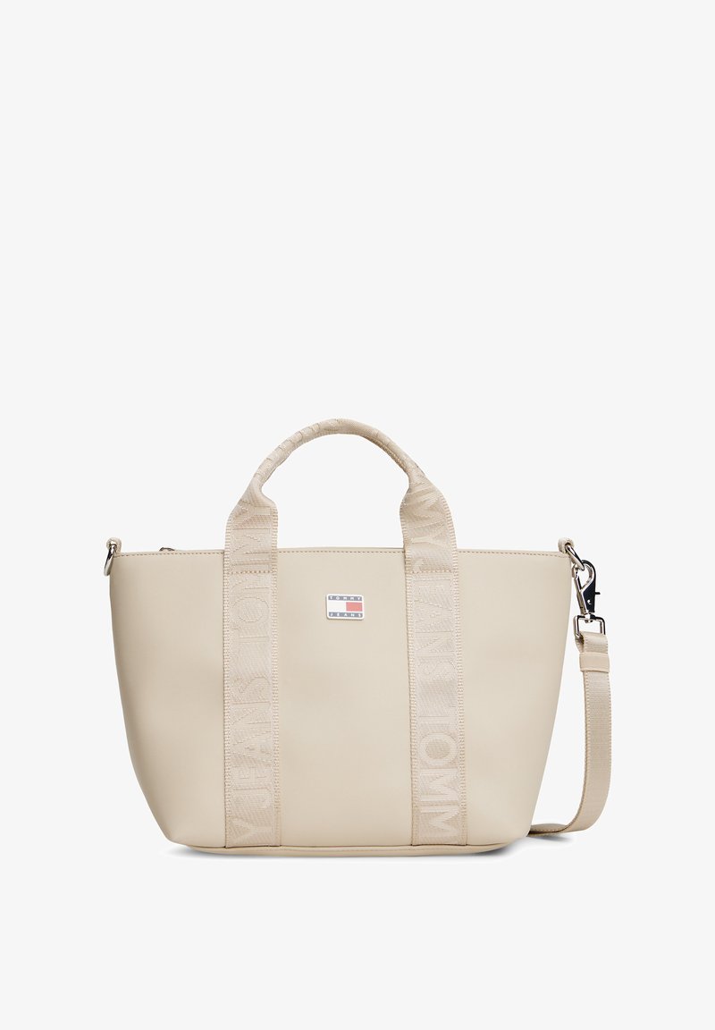 Beige handtas met getextureerde handvatten en verstelbare schouderriem. Voorzien van een logo-label en opvallende, geweven merknaamaccenten. Gladde afwerking.