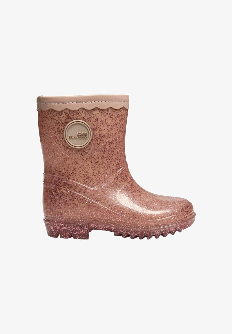 Różowy błyszczący kalosz z falistą lamówką i okrągłą beżową naszywką z logo na białym tle.