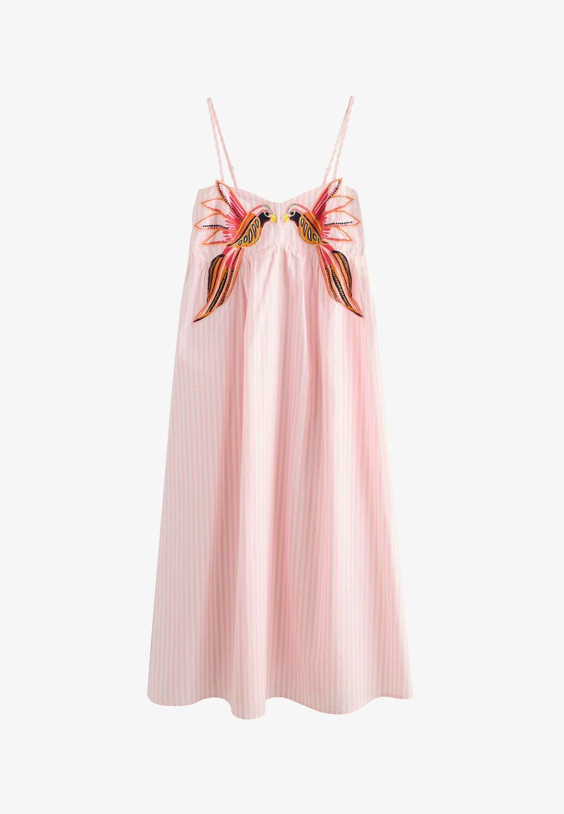 Robe sans manches à rayures roses et blanches avec de fines bretelles et des motifs brodés symétriques d'oiseaux rouges et orange sur la poitrine.