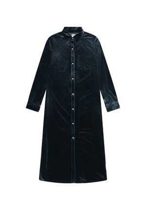 Zwarte fluwelen lange shirtjurk met een kraag, sluiting met knopen aan de voorkant, lange mouwen en een borstzak met een subtiele textuur.