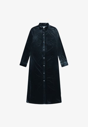 Zwarte fluwelen lange shirtjurk met een kraag, sluiting met knopen aan de voorkant, lange mouwen en een borstzak met een subtiele textuur.