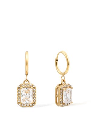 Boucles d'oreilles en or en forme de créole avec des cristaux transparents taillés en carré, entourés de petites pierres transparentes ; une finition polie et un design suspendu améliorent la visibilité.