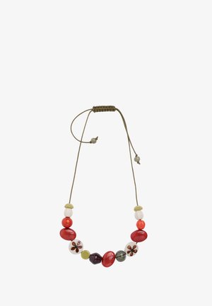 Värvikas helmestega kaelakee, mis sisaldab punaseid, rohelisi ja valgeid helmeid erinevates vormides, pruuni reguleeritavat paela ja dekoratiivseid aksessuaare.