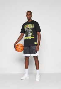 Mitchell & Ness POP PLAYER TEE VINTAGE LOGO - Klubové oblečení - black