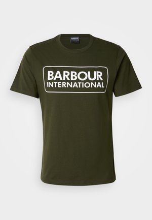 Olijfgroene katoenen t-shirt met korte mouwen, met een vet wit "BARBOUR INTERNATIONAL" logo in een rechthoekige omtrek op de voorkant.