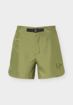 Olivengrønn shorts med svart justerbart belte med spenne og en liten glidelåslomme på venstre side, med en subtil logo på høyre ben.