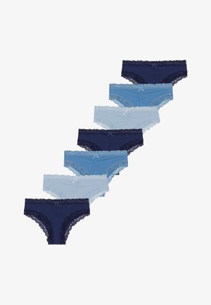 Lace-trimmed slipjes in marineblauw en tinten van blauw, met zachte stof, strikaccenten en een naadloos ontwerp. Zeven stuks in een rij tentoongesteld.