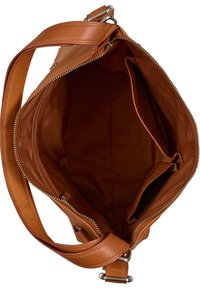 Sac à main en cuir tan avec un haut ouvert, présentant un extérieur lisse, une poche intérieure zippée et une sangle avec des accents en métal.