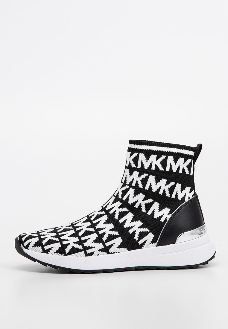 Zapatilla de punto negra y blanca tipo alta con patrón repetido de "MK", suela blanca, panel trasero negro y acento plateado en el talón.